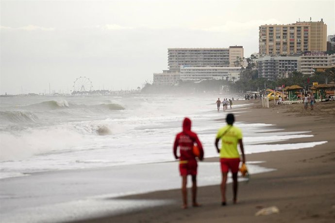El paso de la DANA por la playa de Los Álamos de Torremolinos. A 3 de septiembre de 2023 en Torremolinos (Málaga). (Foto de archivo).