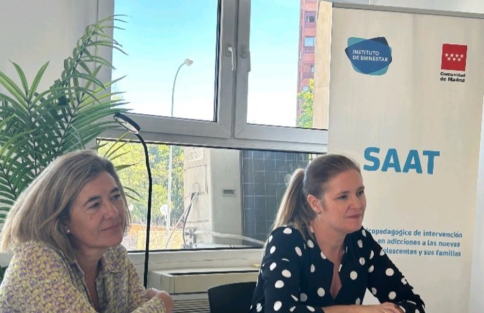 Ana Dávila (derecha) durante su visita al Servicio de Atención en Adicciones Tecnológicas de la Comunidad de Madrid.