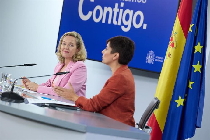 La vicepresidenta primera i ministra d'Economia i Transformació Digital en funcions, Nadia Calviño i la ministra Portaveu en funcions, Isabel Rodríguez, durant una roda de premsa posterior a la reunió del Consell de Ministres