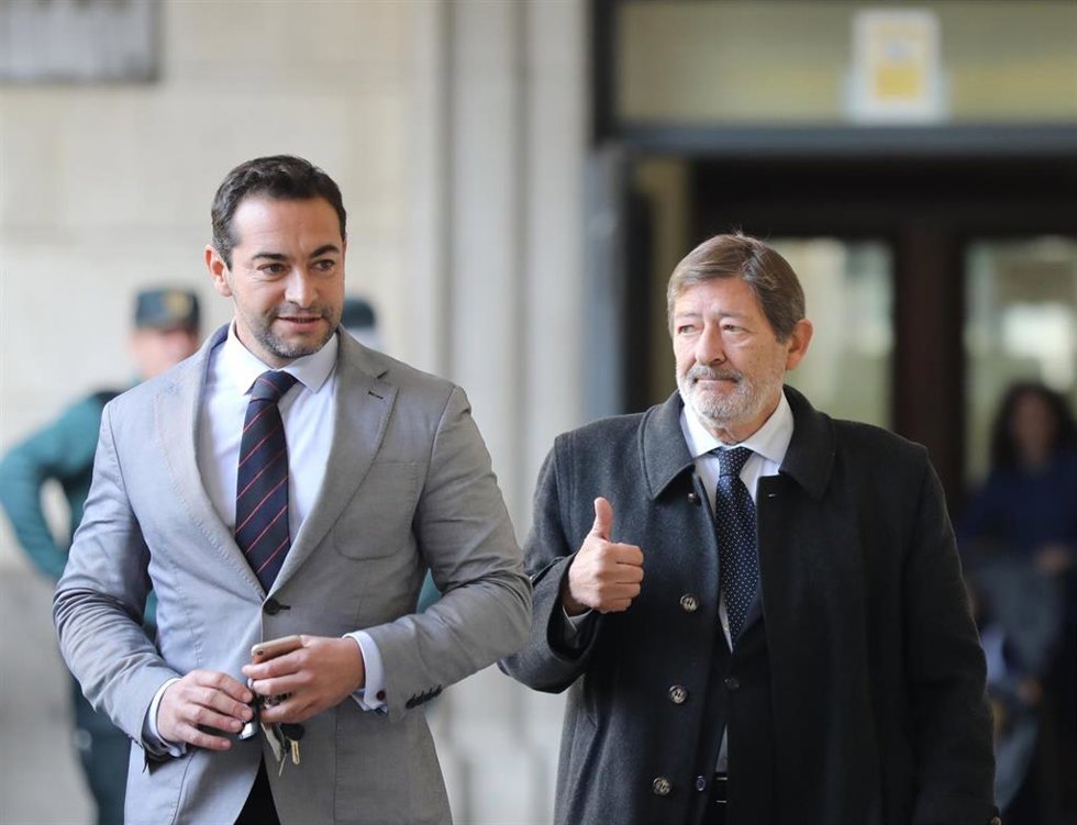Archivo - El exdirector general de Trabajo Francisco Javier Guerrero junto a su abogado, Rafael Ramírez-García del Junco