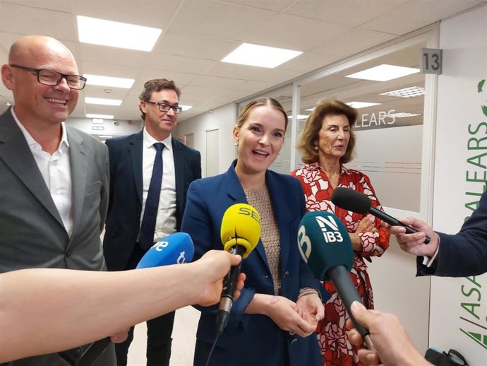 La presidenta del Govern, Marga Prohens, en declaraciones a los medios de comunicación.