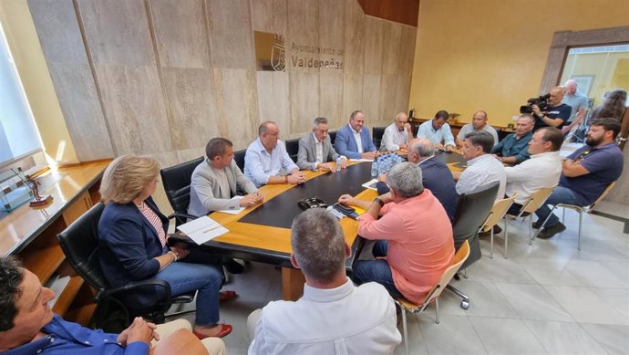 Reunión del consejero de Agricultura, Ganadería y Desarrollo Rural de C-LM, Julián Martínez Lizán, y el alcalde de Valdepeñas, Jesús Martín, con representantes del sector del vino