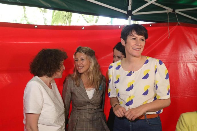 Archivo - (I-D) La candidata del BNG a la Alcaldía de Santiag, Goretti Sanmartín; la vicepresidenta segunda y ministra de Trabajo y Economía Social, Yolanda Díaz y la portavoz nacional del BNG, Ana Pontón, en una carpa de las Fiestas de la Ascensión, a 