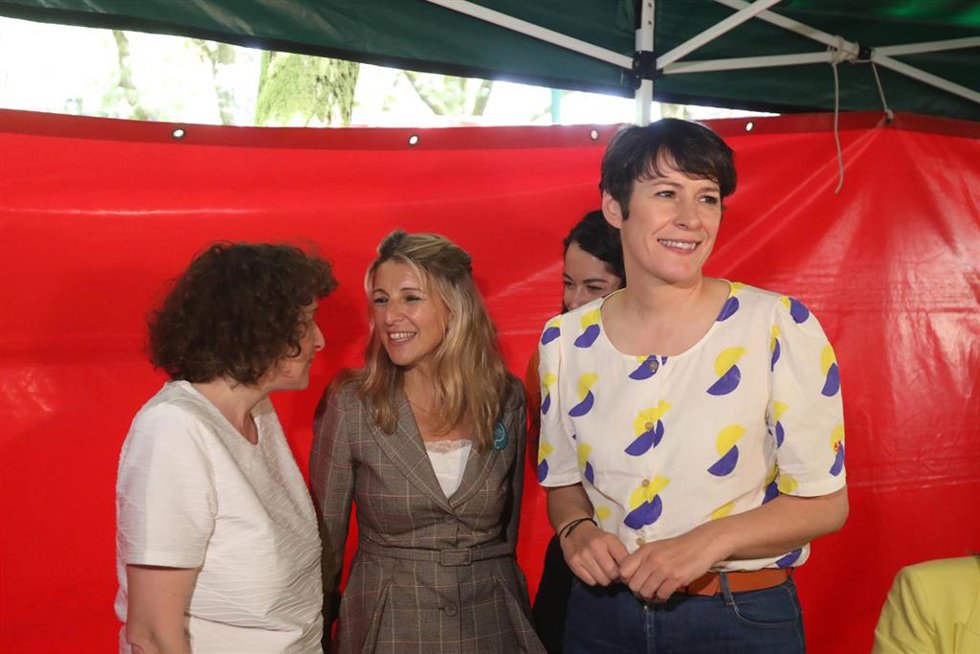Archivo - (I-D) La candidata del BNG a la Alcaldía de Santiag, Goretti Sanmartín; la vicepresidenta segunda y ministra de Trabajo y Economía Social, Yolanda Díaz y la portavoz nacional del BNG, Ana Pontón, en una carpa de las Fiestas de la Ascensión, a 