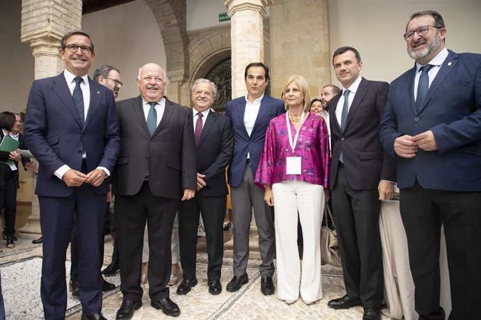 El presidente de la Diputación de Córdoba, Salvador Fuentes (centro), en el I Encuentro de Alto Nivel de los Municipios de la Red Ciudades Industriales.