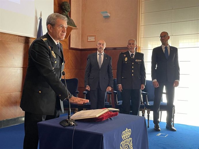 El nuevo comisario provincial de la Policía Nacional en Zaragoza, Francisco Javier Abadía Tirado, jura su cargo en un acto celebrado en la Delegación del Gobierno en Aragón.