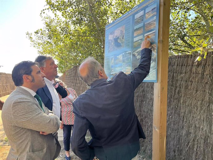 El delegado de Sostenibilidad, Medioambiente y Economía Azul de la Junta en Huelva, Pedro Yórquez, y el alcalde de Palos de la Frontera, Carmelo Romero, visitas la trampa de sedimentos de la Laguna Primera de Palos.