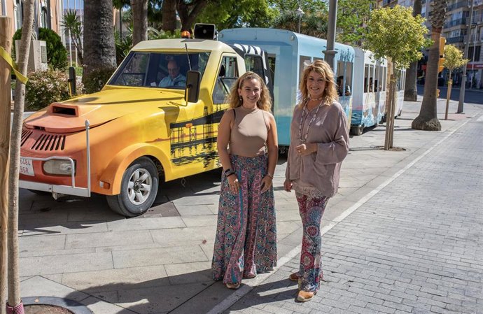 La alcaldesa de Huelva, Pilar Miranda, acompañada de la concejal de Turismo, Comercio y Consumo, Pastora Giménez, en la salida del tren turístico para escolares.