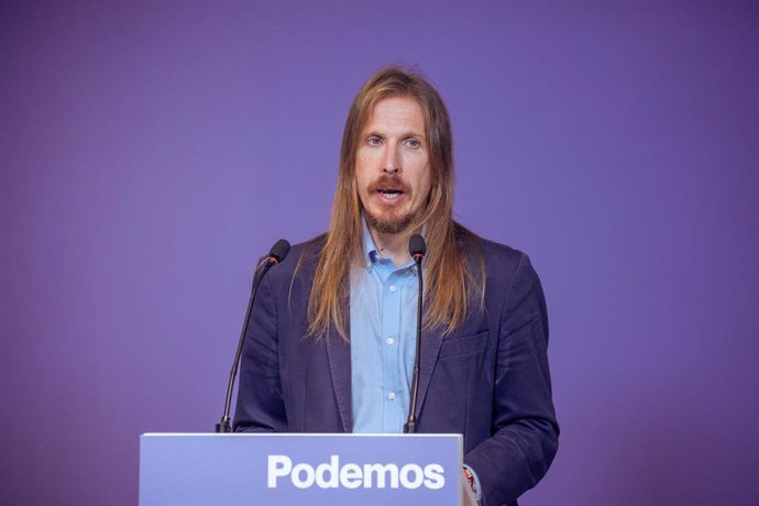 El portavoz de Podemos, Pablo Fernández, ofrece una rueda de prensa, en la sede del partido, a 25 de septiembre de 2023, en Madrid (España). Durante la comparecencia, ha hablado sobre el acto de ayer, 24 de septiembre en el que el PP se manifestó, bajo 