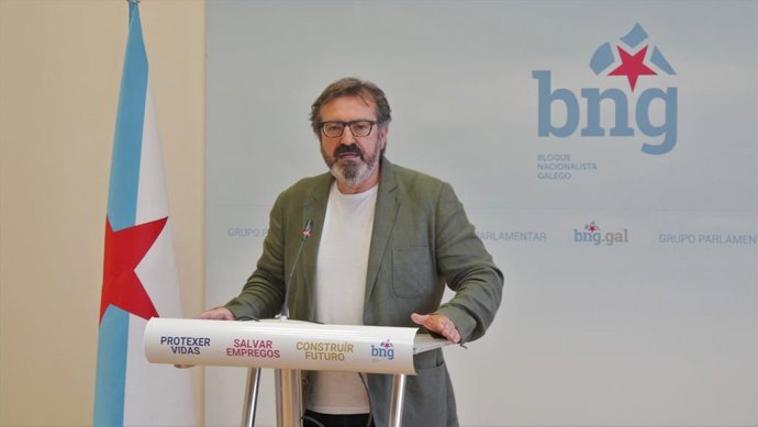 El viceportavoz del Grupo del BNG, Luís Bará, en rueda de prensa este lunes en el Parlamento de Galicia.