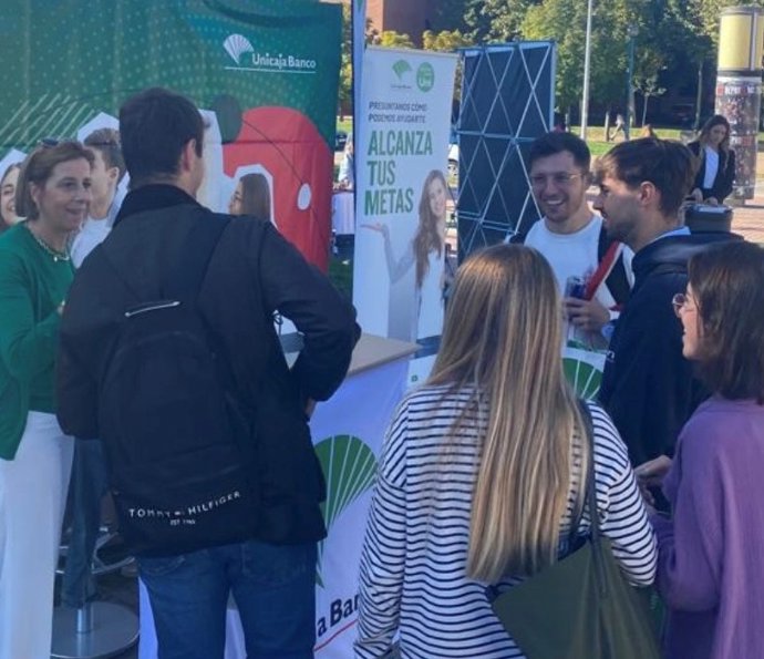Expositor de Unicaja Banco en la Feria de Bienvenida de la USAL en Salamanca