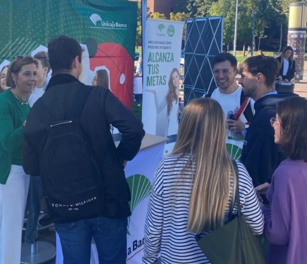 Expositor de Unicaja Banco en la Feria de Bienvenida de la USAL en Salamanca