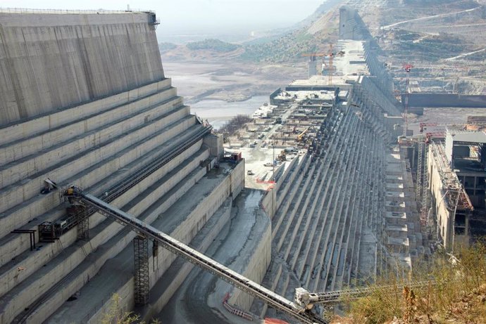 Archivo - Una construcción en la Gran Presa del Renacimiento, en el río Nilo Azul