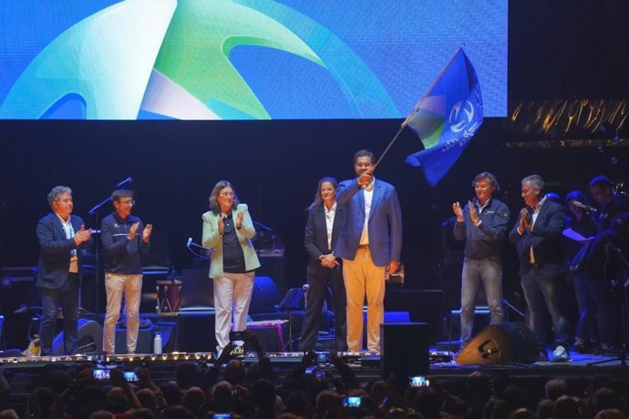 El concejal de Deportes del Ayuntamiento de Málaga, Borja Vivas, recogía la bandera que simboliza el traspaso entre las sedes organizadoras