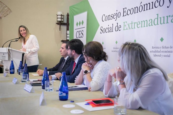 María Guardiola, en la presentación del informe del CES.
