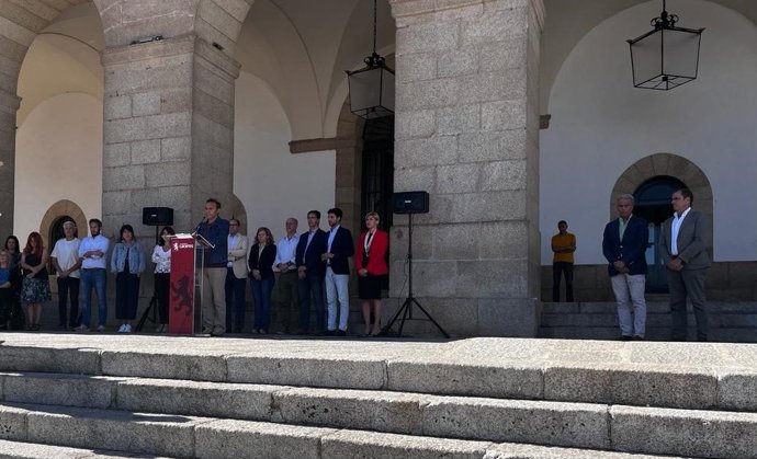 Minuto de silencio contra los asesinatos machistas en el Ayuntamiento de Cáceres