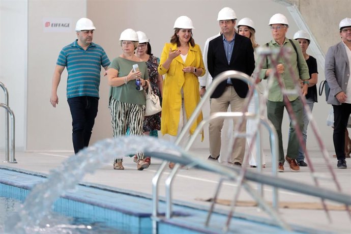 La alcaldesa de Valencia, María José Catalá, y el vicepresidente primero de la Generalitat y conseller de Cultura y Deporte,  Vicente Barrera, durante la visita al polideportivo de Nou Moles para comprobar la situación de las obras.