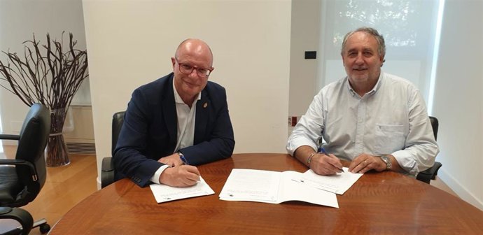 El consejero de Educación, Carlos Gimeno, y el director de la Fundación Ilundain Haritz-Berri, Francisco Javier San Martín, en la firma del convenio
