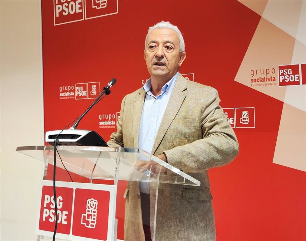 El portavoz del Grupo del PSdeG en el Parlamento de Galicia, Luis Álvarez, en rueda de prensa