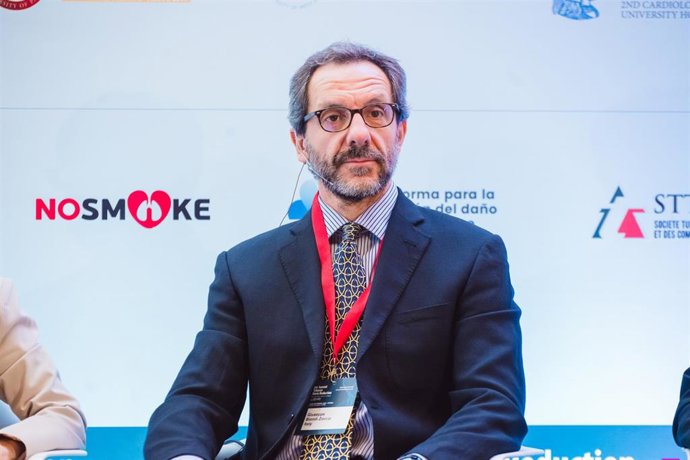 El médico y profesor asociado de cardiología de la Universidad Sapienza de Roma Giuseppe Biondi Zoccai, durante su intervención en el sexto Encuentro sobre reducción de daño en el tabaco, celebrado este lunes, 25 de septiembre de 2023, en Atenas (Grecia