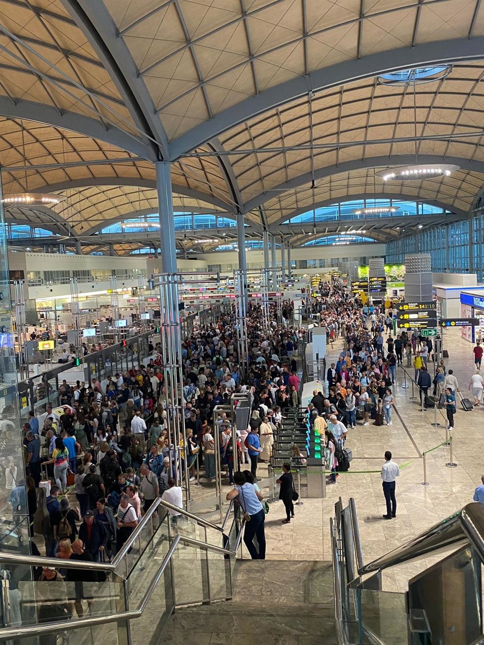 Imagen de colas en el aeropuerto de Alicante-Elche durante la huelga de vigilantes de seguridad.