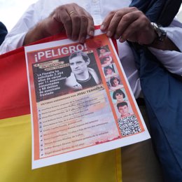 Protesta en la puerta del Kursaal con motivo del pase del documental de Jordi Évole No me llames Ternera, en San Sebastián