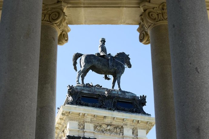 Archivo - El Monumento a Alfonso XII, en el parque de El Retiro