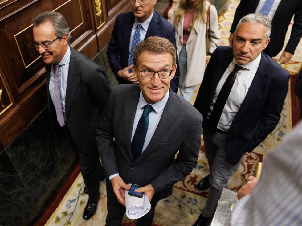 El presidente del PP, Alberto Núñez Feijóo (c) y el coordinador General del Partido Popular, Elías Bendodo (d), salen de una sesión plenaria, en el Congreso de los Diputados, a 21 de septiembre de 2023, en Madrid (España). Durante el Pleno de hoy se tra