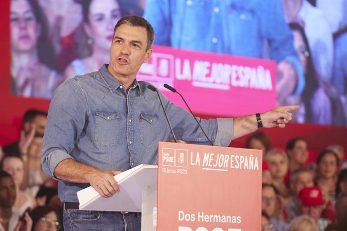 Archivo - El presidente del gobierno de España y secretario general del PSOE, Pedro Sánchez, durante el acto público en la caseta municipal de Dos Hermanas, a 18 de junio de 2023 en Sevilla (Foto de archivo).