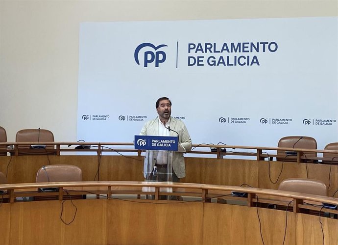 Archivo - Rueda de prensa del portavoz del Grupo Popular en el Parlamento de Galicia, Alberto Pazos Couñago.
