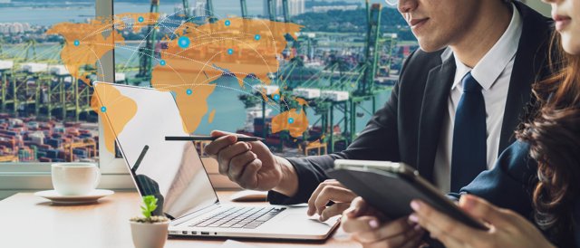 Gente trabajando con portátil