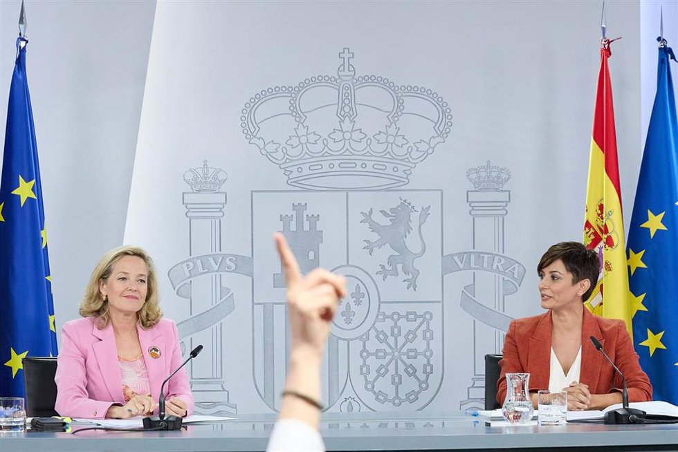 La vicepresidenta primera y ministra de Economía y Transformación Digital en funciones, Nadia Calviño (i) y la ministra Portavoz en funciones, Isabel Rodríguez (d), durante una rueda de prensa posterior a la reunión del Consejo de Ministros, en el Palac
