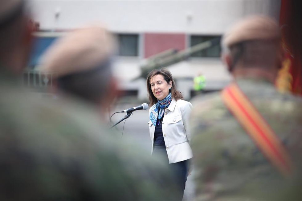 Archivo - La ministra de Defensa, Margarita Robles, interviene durante su visita a la Brigada 'Canarias' XVI, ubicada en la base militar 'General Alemán Ramírez', a 22 de junio de 2023
