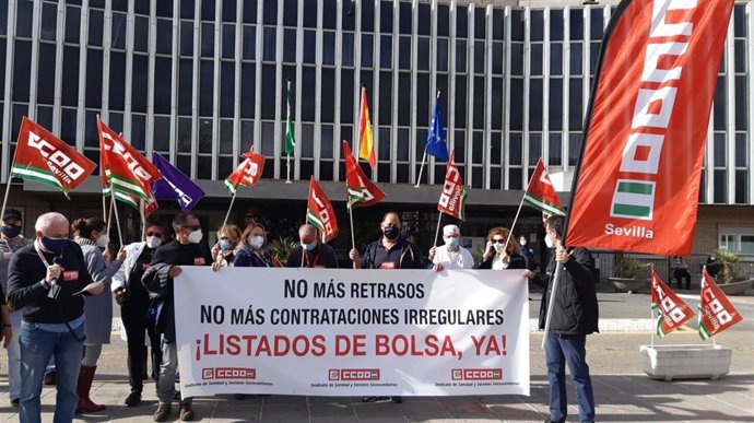 Archivo - Concentración de CCOO de Sevilla ante el Hospital de Valme para exigir salida de los listados de bolsa de contratación del SAS