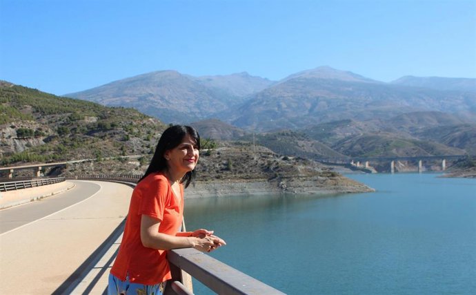 Archivo - La subdelegada del Gobierno en Granada, Inmaculada López Calahorro, en imagen de archivo en una visita al entorno del sistema de presas Béznar-Rules.