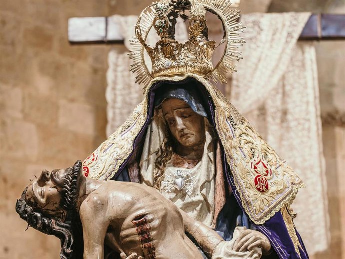 Casa Botines expone este miércoles las joyas de la Virgen del Mercado .