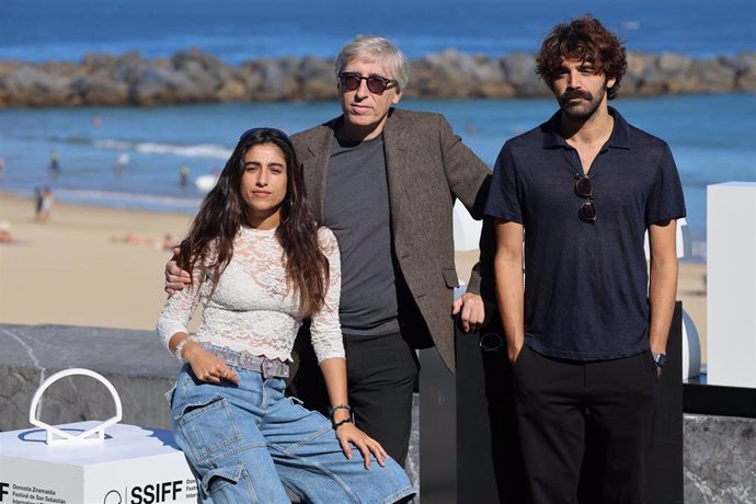 El director David Trueba junto a los protagonistas de la película, David Verdaguer y Carolina Yuste, presentan 'Saben aquell' en el Festival de San Sebastián, a 25 de septiembre de 2023, en San Sebastián (País Vasco, España).