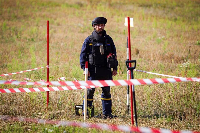 Imagen de archivo de labores de desminado en Ucrania. 