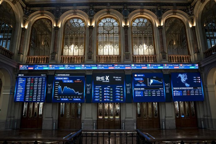 Valores económicos en paneles en el Palacio de la Bolsa, a 18 de septiembre de 2023, en Madrid (España). El Ibex 35 ha iniciado la primera sesión de la semana con un descenso del 0,11%, lo que ha llevado al selectivo a mantener la cota de los 9.500 ente