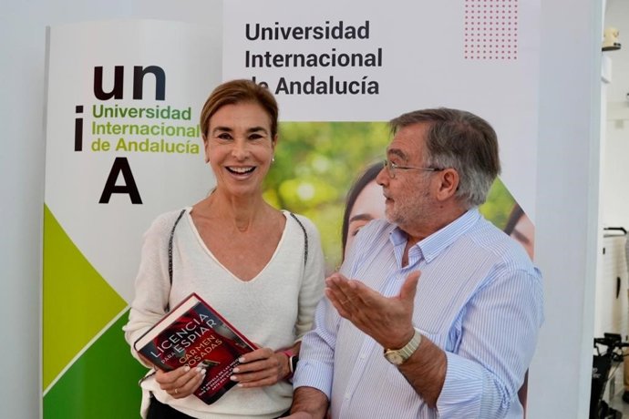 La escritora Carmen Posadas participa en los cursos de la UNIA en Sevilla con la conferencia 'El espionaje femenino a lo largo de la historia'
