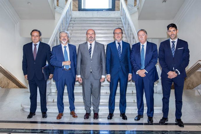 El presidente del Senado reconoce la "función dinamizadora" del sector logístico en un encuentro con la patronal en la Cámara Alta.