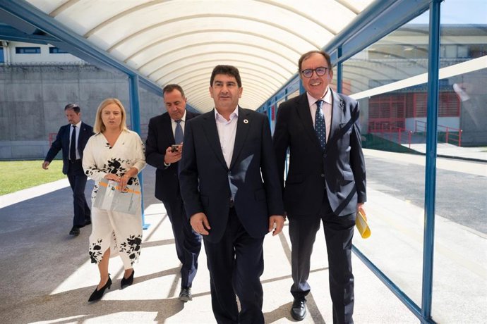 El delegado del Gobierno en Galicia, Pedro Blanco, y el secretario general de Instituciones Penitenciarias del Ministerio del Interior, Ángel Luis Ortiz, en una visita a la prisión de A Lama (Pontevedra).
