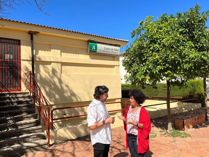 Maribel Mora habla con Santiago Salas en Palma del Río.