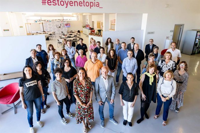 El consejero municipal de Economía, Transformación Digital y Transparencia del Ayuntamiento de Zaragoza, Carlos Gimeno, en una reunióncon comarciantes sobre el programa Volveremos