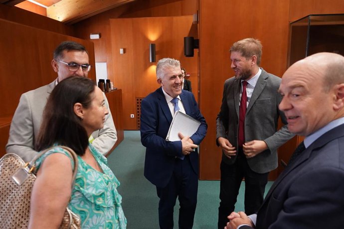 El consejero de Agricultura, Ganadería y Alimentación del Gobierno de Aragón, Ángel Samper, conversa con varios miembros de la Comisión del ramo de las Cortes autonómicas.