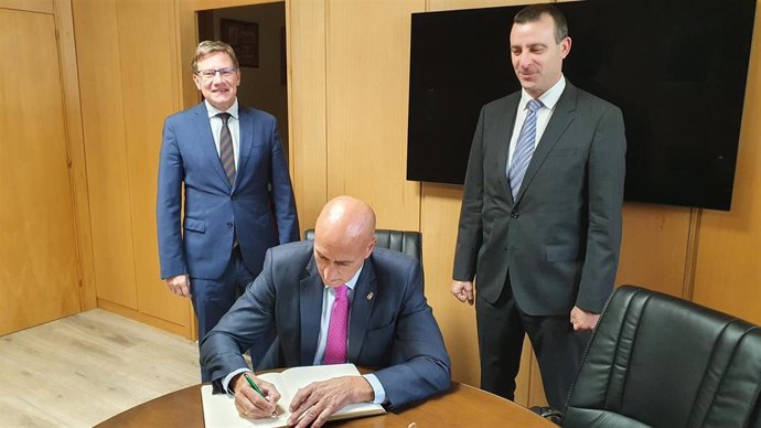El alcalde de León, José Antonio Diez, firma en el Libro de Honor de la Facultad de Derecho de la ULE.