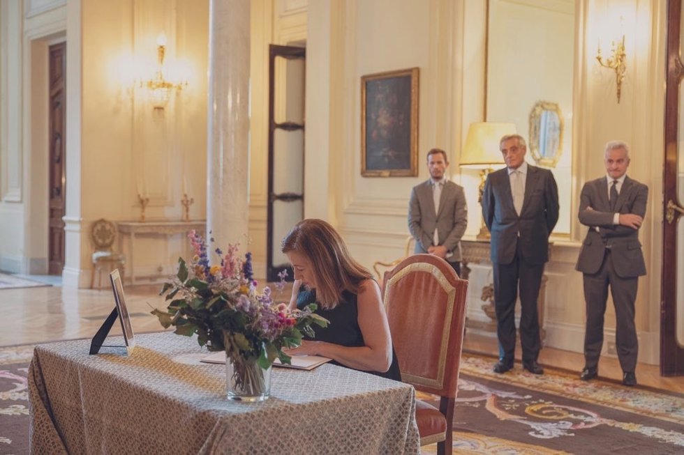 La presidenta del Congreso, Francina Armengol, firmando en el libro de condolencias por la muerte de Giorgio Napolitano