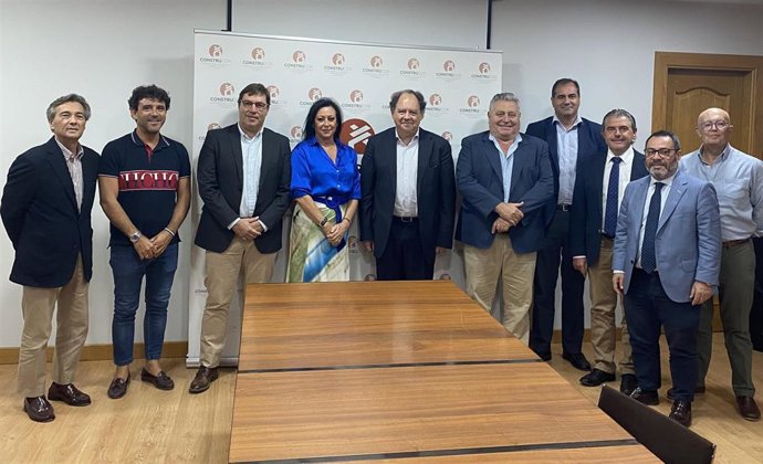 María Dolores Jiménez y Julián Álvarez (centro), en la sede de Construcor, durante la reunión.
