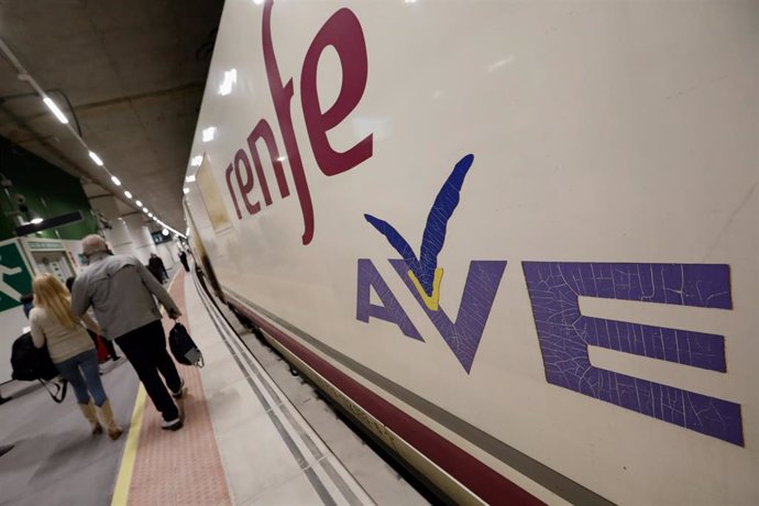 Archivo - Un tren comercial de alta velocidad de Renfe