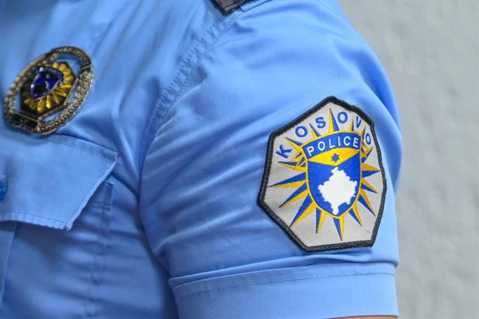 Agente de la Policía de Kosovo durante el funeral por un agente muerto en un ataque de individuos armados serbios
